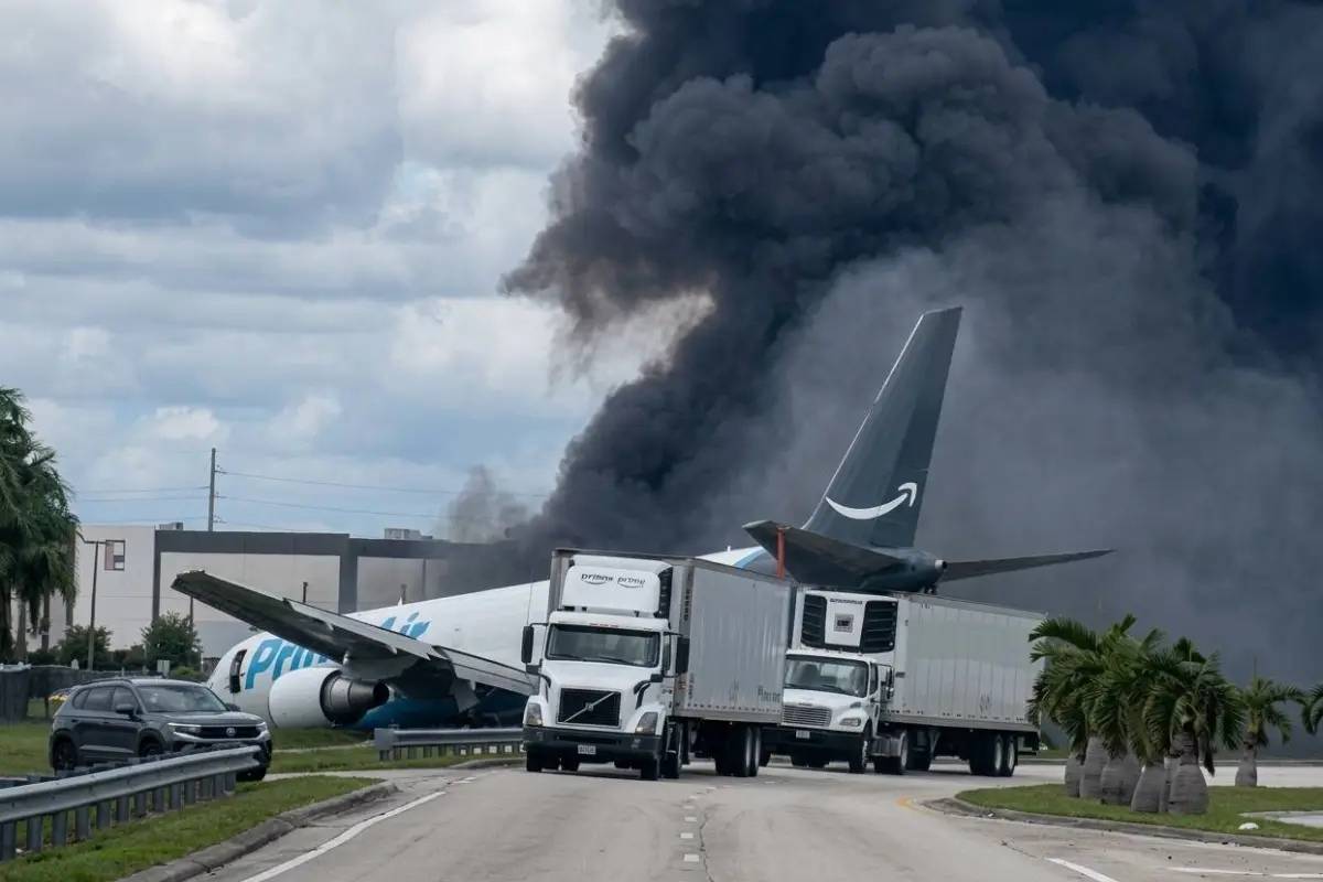 Boeing 767 de Amazon se incendia tras chocar contra vehículos en el Aeropuerto de Miami