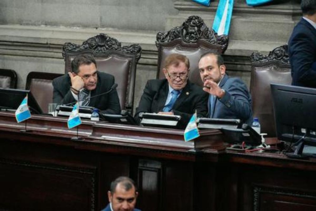 Comerciantes cierran accesos al Congreso y piden combustibles entre Q30 y Q33