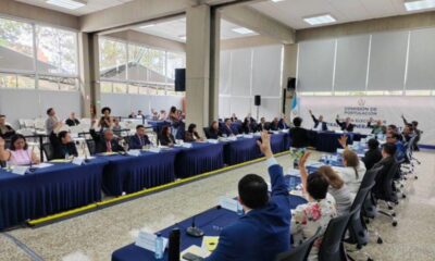 Cuatro de los 19 aspirantes a dirigir la Contraloría General de Cuentas (CGC) que habían sido excluidos temporalmente del proceso de selección quedarán fuera de la contienda, luego de que venciera el plazo establecido sin que presentaran las pruebas de descargo correspondientes ante la Comisión de Postulación. Los aspirantes que no hicieron uso de su derecho de defensa son: Otto René Gómez Soto Gilmer Antolín Matías Miranda Fredy López Guevara Luis Alfredo Casimiro Domínguez Este miércoles 2 de septiembre venció el plazo de 72 horas otorgado por la Comisión para que los 19 profesionales excluidos temporalmente presentaran argumentos y documentación con el objetivo de desvanecer las causales que motivaron su separación. Durante el último día, seis de los 10 aspirantes que aún tenían pendiente presentar sus pruebas acudieron ante la postuladora. Con ello, 15 profesionales entregaron sus descargos dentro del período establecido y buscarán ser reincorporados al proceso. Estos 15 aspirantes aún podrían regresar al proceso La Comisión deberá analizar los argumentos presentados por: Juan Carlos de la Cruz Pereira Mario Roberto Zamora Molina Nery Oswaldo Gallardo de León César Maximiliano Orozco Orozco Efraín Ángel Matías Aguirre Edwin Bladimiro de León de León Rafael Adán Barrios Reyes Rolando de Jesús de Paz Fajardo Oscar Hugo Werner Ochoa Percy Iván Aguilar Argueta Ruth Amarilis Barrios Carreto Marvin Antonio Berduó Matzir Dorian Clive Maldonado Fuentes Juana Anabella García Martínez de Estrada José Abraham González Lemus ¿Qué sigue en el proceso? La Comisión de Postulación se reunirá este jueves 3 de septiembre para conocer y discutir las pruebas de descargo presentadas por los 15 aspirantes. Durante la sesión, los comisionados deberán determinar si los argumentos y documentos aportados permiten desvanecer las causales que provocaron su exclusión temporal. Dependiendo de las decisiones adoptadas, la cantidad de profesionales que continúen en el proceso podría aumentar. En la etapa de revisión de expedientes participaron inicialmente 58 aspirantes. La Comisión determinó que 39 cumplían con los requisitos legales y los establecidos en la convocatoria, mientras que 19 fueron excluidos temporalmente. La nómina de aspirantes que continúen en el proceso será publicada el 4 de septiembre en el Diario de Centro América. Posteriormente, los días 7 y 8 de septiembre, se abrirá el período para presentar impedimentos contra los postulantes. Las personas que planteen objeciones deberán identificarse, ya que no se admitirán señalamientos anónimos.