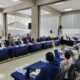 Cuatro de los 19 aspirantes a dirigir la Contraloría General de Cuentas (CGC) que habían sido excluidos temporalmente del proceso de selección quedarán fuera de la contienda, luego de que venciera el plazo establecido sin que presentaran las pruebas de descargo correspondientes ante la Comisión de Postulación. Los aspirantes que no hicieron uso de su derecho de defensa son: Otto René Gómez Soto Gilmer Antolín Matías Miranda Fredy López Guevara Luis Alfredo Casimiro Domínguez Este miércoles 2 de septiembre venció el plazo de 72 horas otorgado por la Comisión para que los 19 profesionales excluidos temporalmente presentaran argumentos y documentación con el objetivo de desvanecer las causales que motivaron su separación. Durante el último día, seis de los 10 aspirantes que aún tenían pendiente presentar sus pruebas acudieron ante la postuladora. Con ello, 15 profesionales entregaron sus descargos dentro del período establecido y buscarán ser reincorporados al proceso. Estos 15 aspirantes aún podrían regresar al proceso La Comisión deberá analizar los argumentos presentados por: Juan Carlos de la Cruz Pereira Mario Roberto Zamora Molina Nery Oswaldo Gallardo de León César Maximiliano Orozco Orozco Efraín Ángel Matías Aguirre Edwin Bladimiro de León de León Rafael Adán Barrios Reyes Rolando de Jesús de Paz Fajardo Oscar Hugo Werner Ochoa Percy Iván Aguilar Argueta Ruth Amarilis Barrios Carreto Marvin Antonio Berduó Matzir Dorian Clive Maldonado Fuentes Juana Anabella García Martínez de Estrada José Abraham González Lemus ¿Qué sigue en el proceso? La Comisión de Postulación se reunirá este jueves 3 de septiembre para conocer y discutir las pruebas de descargo presentadas por los 15 aspirantes. Durante la sesión, los comisionados deberán determinar si los argumentos y documentos aportados permiten desvanecer las causales que provocaron su exclusión temporal. Dependiendo de las decisiones adoptadas, la cantidad de profesionales que continúen en el proceso podría aumentar. En la etapa de revisión de expedientes participaron inicialmente 58 aspirantes. La Comisión determinó que 39 cumplían con los requisitos legales y los establecidos en la convocatoria, mientras que 19 fueron excluidos temporalmente. La nómina de aspirantes que continúen en el proceso será publicada el 4 de septiembre en el Diario de Centro América. Posteriormente, los días 7 y 8 de septiembre, se abrirá el período para presentar impedimentos contra los postulantes. Las personas que planteen objeciones deberán identificarse, ya que no se admitirán señalamientos anónimos.