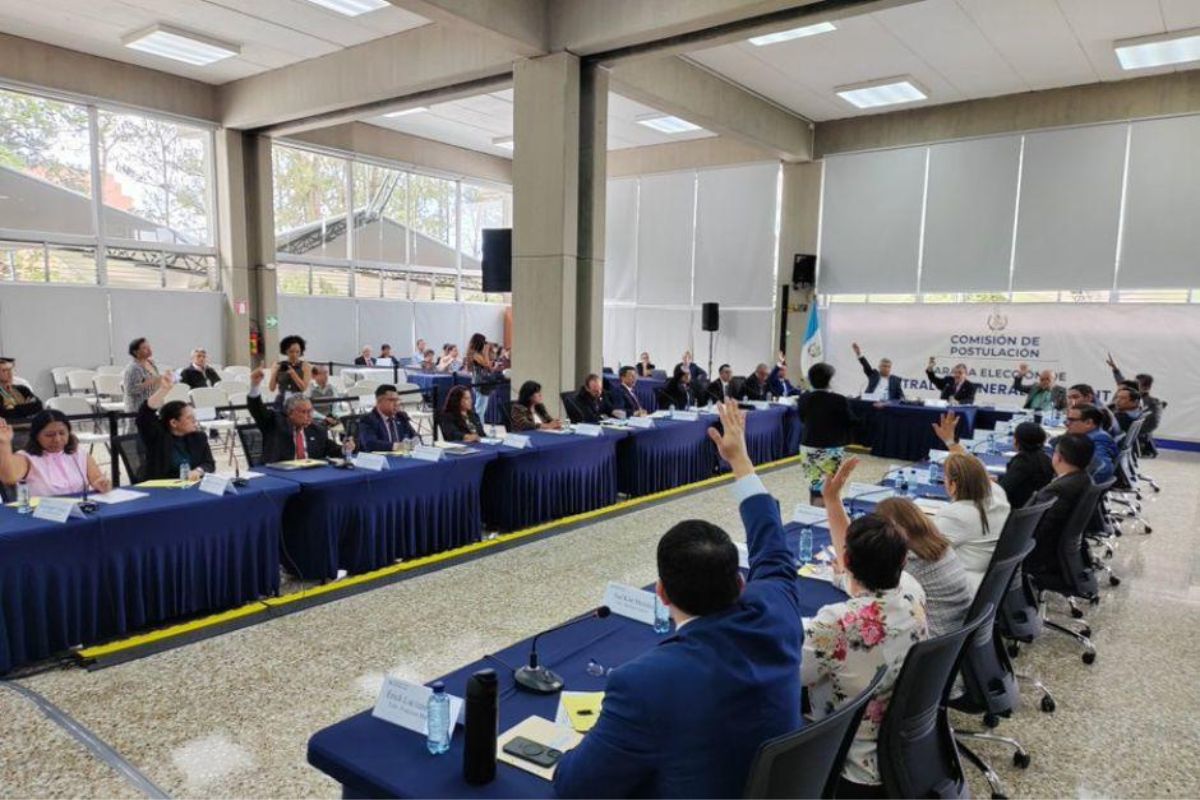 Cuatro de los 19 aspirantes a dirigir la Contraloría General de Cuentas (CGC) que habían sido excluidos temporalmente del proceso de selección quedarán fuera de la contienda, luego de que venciera el plazo establecido sin que presentaran las pruebas de descargo correspondientes ante la Comisión de Postulación. Los aspirantes que no hicieron uso de su derecho de defensa son: Otto René Gómez Soto Gilmer Antolín Matías Miranda Fredy López Guevara Luis Alfredo Casimiro Domínguez Este miércoles 2 de septiembre venció el plazo de 72 horas otorgado por la Comisión para que los 19 profesionales excluidos temporalmente presentaran argumentos y documentación con el objetivo de desvanecer las causales que motivaron su separación. Durante el último día, seis de los 10 aspirantes que aún tenían pendiente presentar sus pruebas acudieron ante la postuladora. Con ello, 15 profesionales entregaron sus descargos dentro del período establecido y buscarán ser reincorporados al proceso. Estos 15 aspirantes aún podrían regresar al proceso La Comisión deberá analizar los argumentos presentados por: Juan Carlos de la Cruz Pereira Mario Roberto Zamora Molina Nery Oswaldo Gallardo de León César Maximiliano Orozco Orozco Efraín Ángel Matías Aguirre Edwin Bladimiro de León de León Rafael Adán Barrios Reyes Rolando de Jesús de Paz Fajardo Oscar Hugo Werner Ochoa Percy Iván Aguilar Argueta Ruth Amarilis Barrios Carreto Marvin Antonio Berduó Matzir Dorian Clive Maldonado Fuentes Juana Anabella García Martínez de Estrada José Abraham González Lemus ¿Qué sigue en el proceso? La Comisión de Postulación se reunirá este jueves 3 de septiembre para conocer y discutir las pruebas de descargo presentadas por los 15 aspirantes. Durante la sesión, los comisionados deberán determinar si los argumentos y documentos aportados permiten desvanecer las causales que provocaron su exclusión temporal. Dependiendo de las decisiones adoptadas, la cantidad de profesionales que continúen en el proceso podría aumentar. En la etapa de revisión de expedientes participaron inicialmente 58 aspirantes. La Comisión determinó que 39 cumplían con los requisitos legales y los establecidos en la convocatoria, mientras que 19 fueron excluidos temporalmente. La nómina de aspirantes que continúen en el proceso será publicada el 4 de septiembre en el Diario de Centro América. Posteriormente, los días 7 y 8 de septiembre, se abrirá el período para presentar impedimentos contra los postulantes. Las personas que planteen objeciones deberán identificarse, ya que no se admitirán señalamientos anónimos.