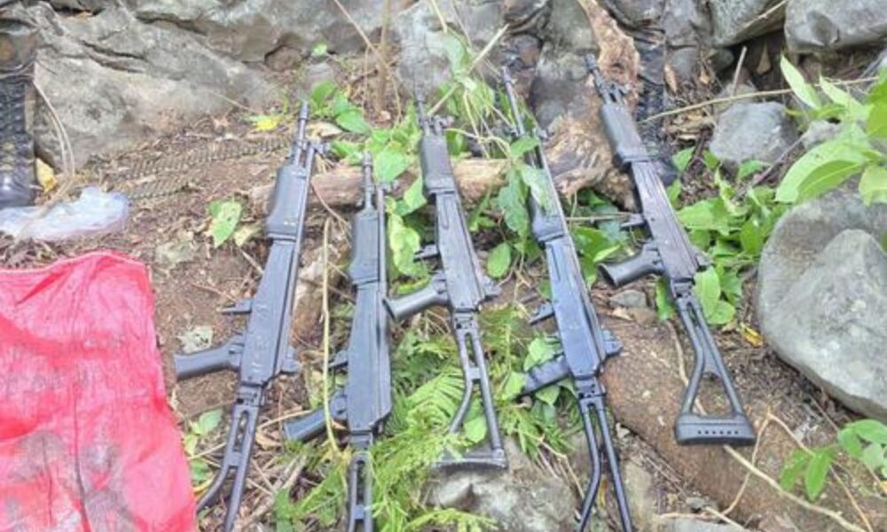 Grupo armado huye hacia México y abandona armas en Huehuetenango, según Ejército