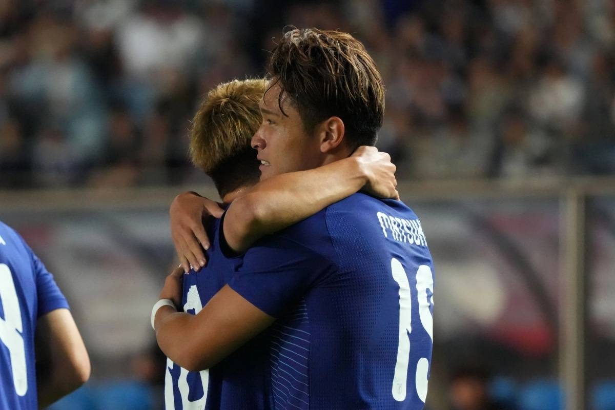 Japón derrota a Uruguay en el debut de Diego Forlán