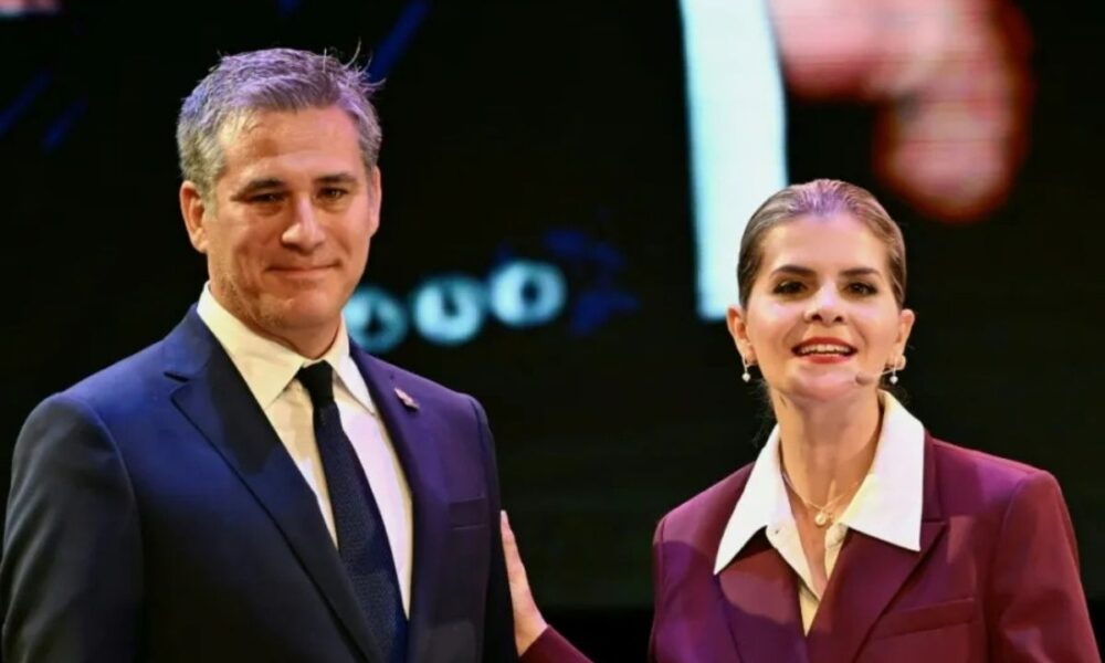 Presidenta de Costa Rica destituye a su canciller por no informarle de invitación de Trump