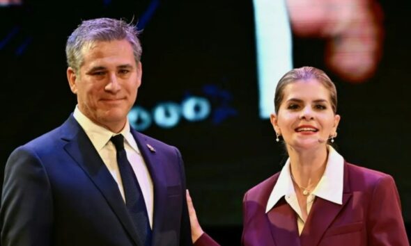Presidenta de Costa Rica destituye a su canciller por no informarle de invitación de Trump