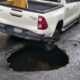 Socavón en colonia Pablo VI obliga al cierre de paso hacia la Calzada San Juan