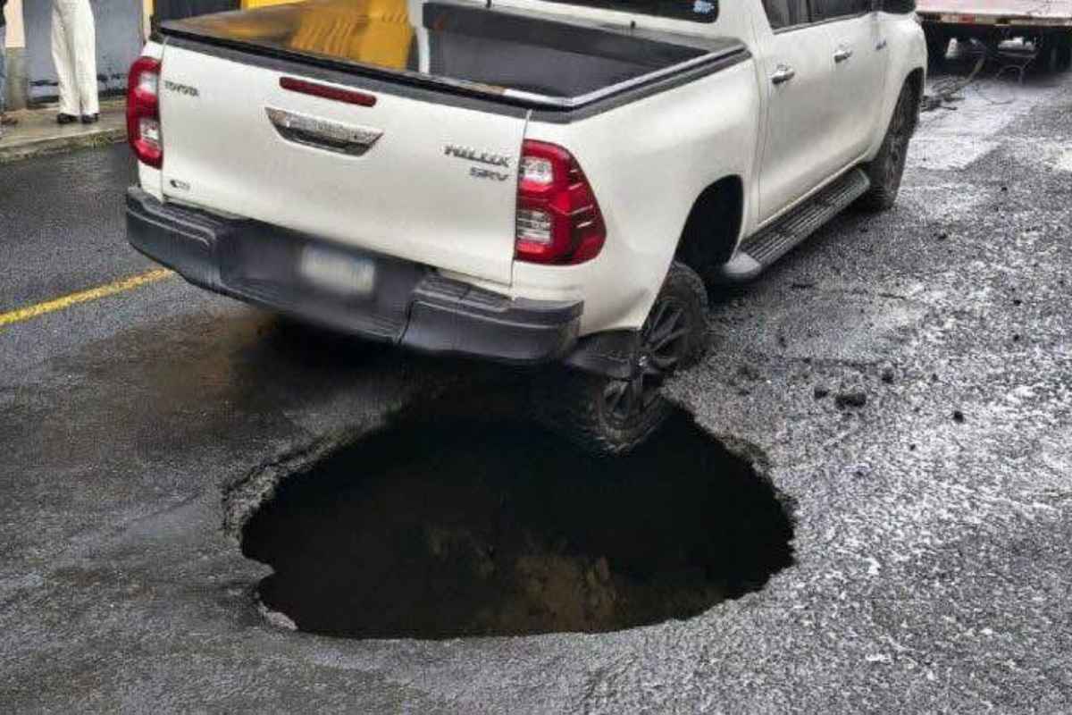 Socavón en colonia Pablo VI obliga al cierre de paso hacia la Calzada San Juan