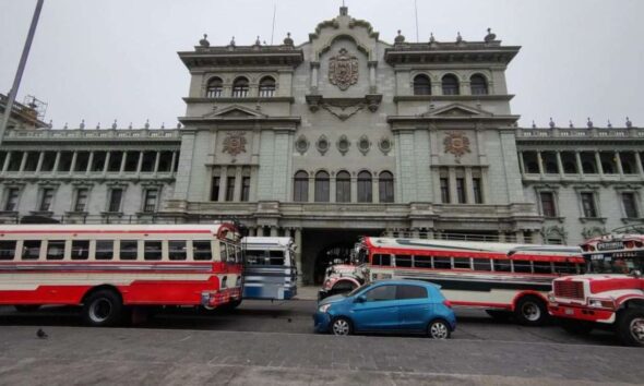 Transportistas piden a Arévalo vetar ley de combustibles y advierten posible alza al pasaje