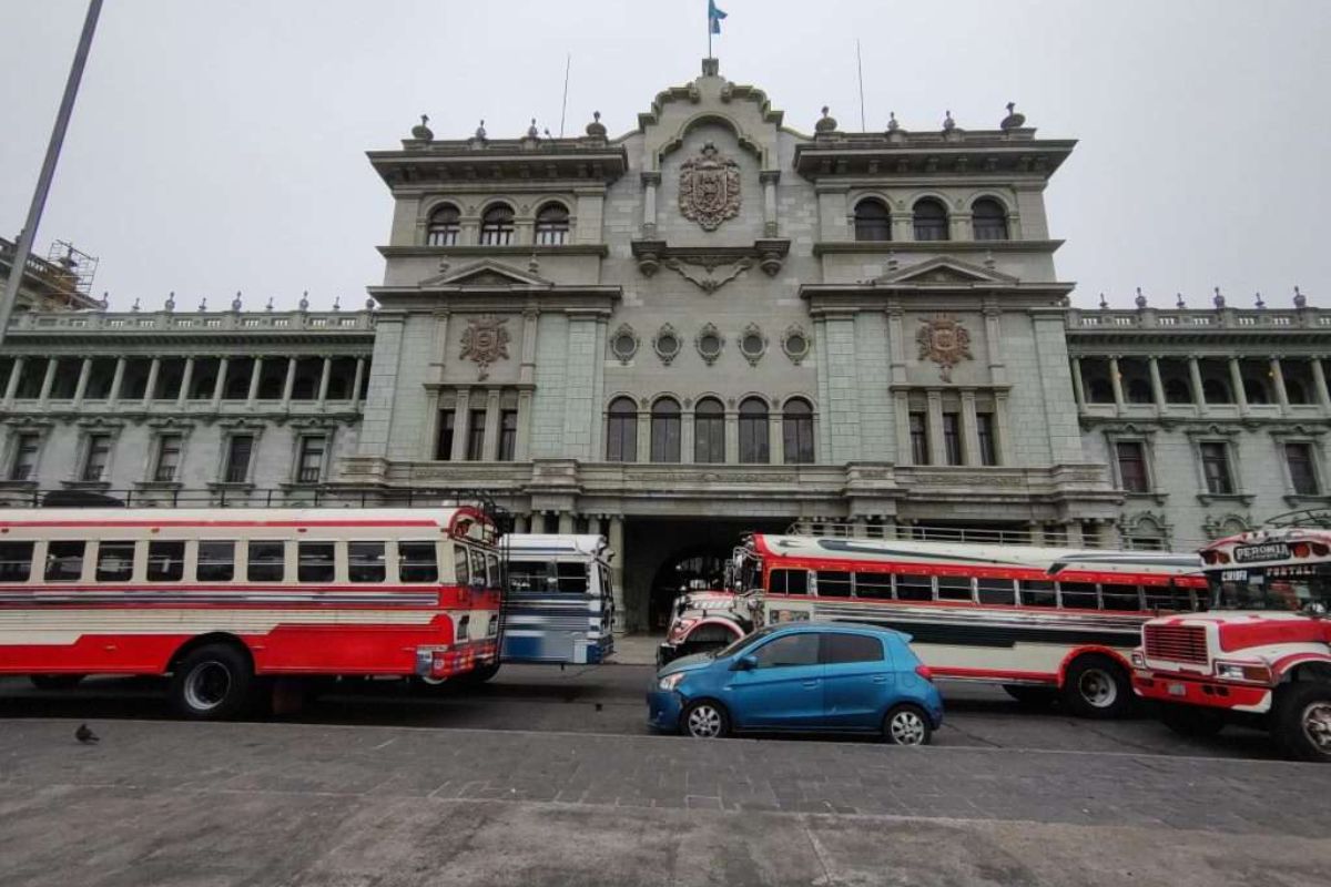 Transportistas piden a Arévalo vetar ley de combustibles y advierten posible alza al pasaje
