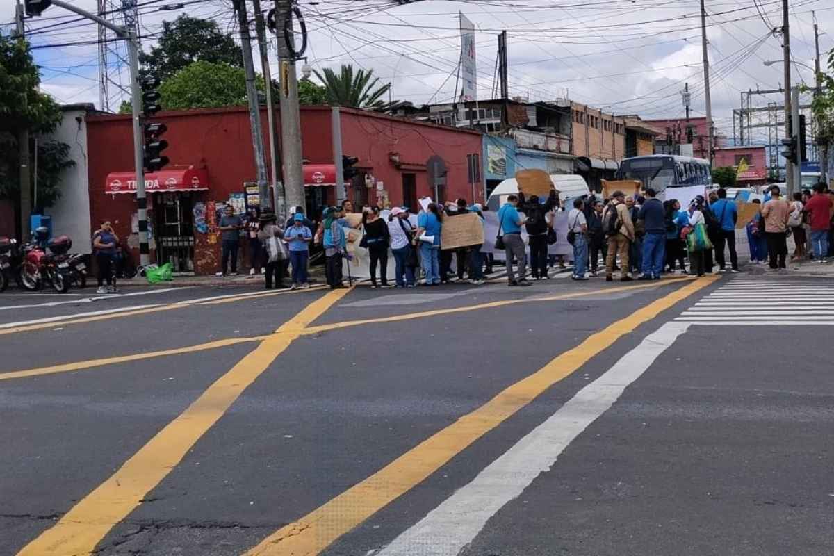 Bloqueos en Guatemala salubristas cierran puente El Incienso y afectan el Transmetro