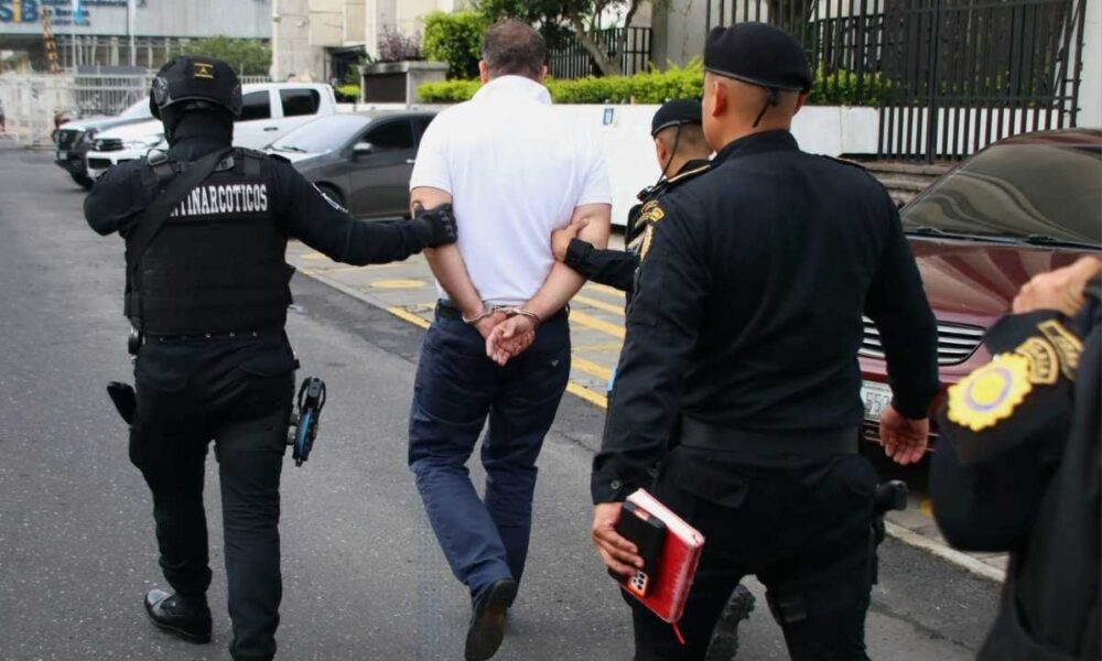 Capturan en el Aeropuerto La Aurora a guatemalteco requerido por Estados Unidos
