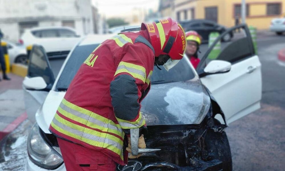 Carro se incendia en zona 8 conductora logra salir a tiempo