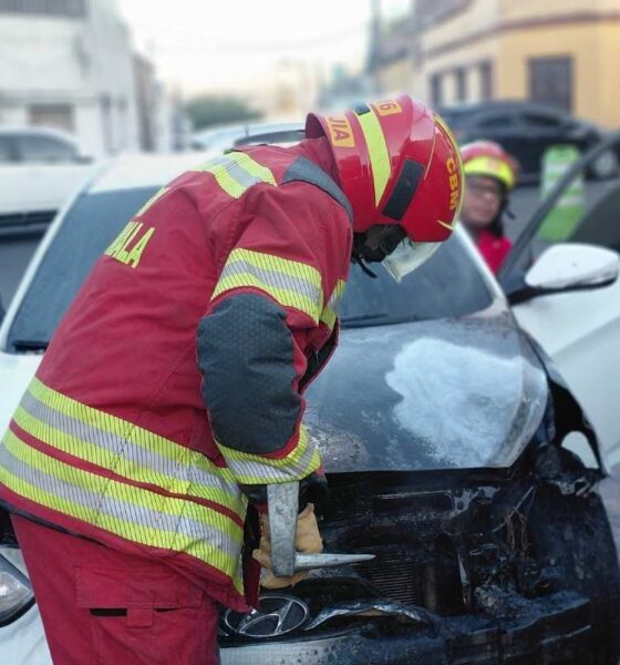 Carro se incendia en zona 8 conductora logra salir a tiempo