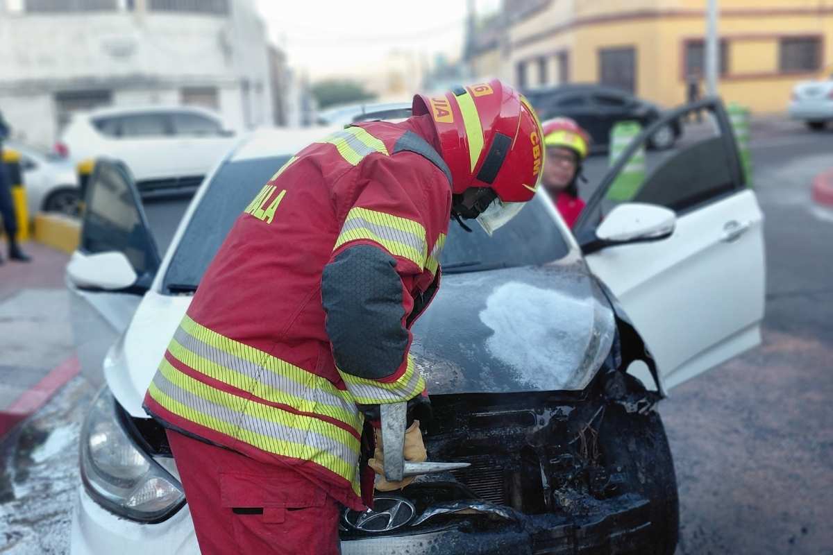 Carro se incendia en zona 8 conductora logra salir a tiempo
