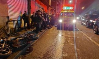 Un hecho armado registrado durante la noche de este viernes 16 de octubre en la zona 18 de la Ciudad de Guatemala provocó que un vehículo colisionara contra un inmueble y una motocicleta estacionada. El incidente ocurrió en la manzana 1, frente al lote 1 de la colonia San Rafael, donde Bomberos Municipales localizaron a dos mujeres que, según la información recabada en el lugar, habrían intentado escapar de personas que accionaron armas de fuego en su contra. Durante la huida, el vehículo en el que se movilizaban impactó contra un inmueble y posteriormente contra una motocicleta que se encontraba estacionada. Mujeres reciben atención por crisis nerviosa Los paramédicos brindaron atención prehospitalaria a ambas mujeres, quienes presentaban crisis nerviosa como consecuencia de lo ocurrido. La conductora, de aproximadamente 37 años, viajaba acompañada por una mujer de 65 años, quien se encontraba en el asiento del copiloto. Sus identidades no fueron establecidas en el lugar. El hecho dejó únicamente daños materiales, según la información preliminar. Agentes de la Policía Nacional Civil (PNC) también acudieron al sector para recabar indicios, realizar las diligencias correspondientes y resguardar el área mientras se desarrolla la investigación.