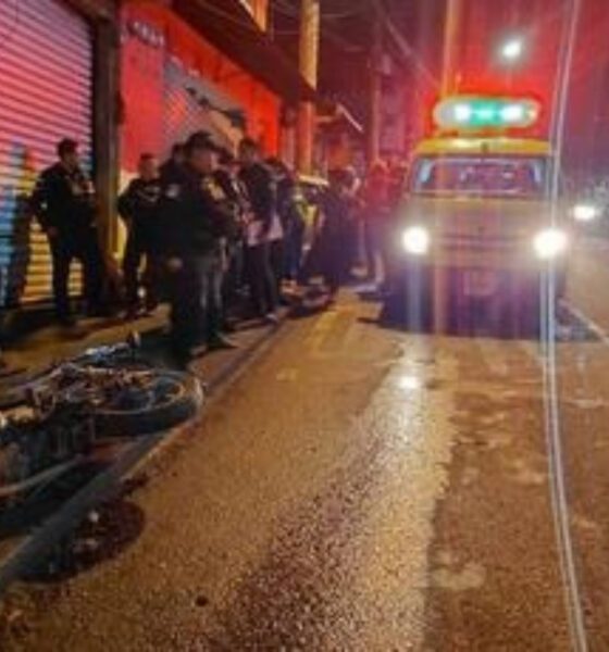 Un hecho armado registrado durante la noche de este viernes 16 de octubre en la zona 18 de la Ciudad de Guatemala provocó que un vehículo colisionara contra un inmueble y una motocicleta estacionada. El incidente ocurrió en la manzana 1, frente al lote 1 de la colonia San Rafael, donde Bomberos Municipales localizaron a dos mujeres que, según la información recabada en el lugar, habrían intentado escapar de personas que accionaron armas de fuego en su contra. Durante la huida, el vehículo en el que se movilizaban impactó contra un inmueble y posteriormente contra una motocicleta que se encontraba estacionada. Mujeres reciben atención por crisis nerviosa Los paramédicos brindaron atención prehospitalaria a ambas mujeres, quienes presentaban crisis nerviosa como consecuencia de lo ocurrido. La conductora, de aproximadamente 37 años, viajaba acompañada por una mujer de 65 años, quien se encontraba en el asiento del copiloto. Sus identidades no fueron establecidas en el lugar. El hecho dejó únicamente daños materiales, según la información preliminar. Agentes de la Policía Nacional Civil (PNC) también acudieron al sector para recabar indicios, realizar las diligencias correspondientes y resguardar el área mientras se desarrolla la investigación.