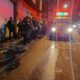Un hecho armado registrado durante la noche de este viernes 16 de octubre en la zona 18 de la Ciudad de Guatemala provocó que un vehículo colisionara contra un inmueble y una motocicleta estacionada. El incidente ocurrió en la manzana 1, frente al lote 1 de la colonia San Rafael, donde Bomberos Municipales localizaron a dos mujeres que, según la información recabada en el lugar, habrían intentado escapar de personas que accionaron armas de fuego en su contra. Durante la huida, el vehículo en el que se movilizaban impactó contra un inmueble y posteriormente contra una motocicleta que se encontraba estacionada. Mujeres reciben atención por crisis nerviosa Los paramédicos brindaron atención prehospitalaria a ambas mujeres, quienes presentaban crisis nerviosa como consecuencia de lo ocurrido. La conductora, de aproximadamente 37 años, viajaba acompañada por una mujer de 65 años, quien se encontraba en el asiento del copiloto. Sus identidades no fueron establecidas en el lugar. El hecho dejó únicamente daños materiales, según la información preliminar. Agentes de la Policía Nacional Civil (PNC) también acudieron al sector para recabar indicios, realizar las diligencias correspondientes y resguardar el área mientras se desarrolla la investigación.