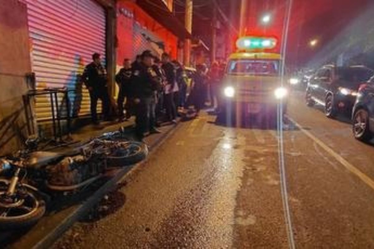 Un hecho armado registrado durante la noche de este viernes 16 de octubre en la zona 18 de la Ciudad de Guatemala provocó que un vehículo colisionara contra un inmueble y una motocicleta estacionada. El incidente ocurrió en la manzana 1, frente al lote 1 de la colonia San Rafael, donde Bomberos Municipales localizaron a dos mujeres que, según la información recabada en el lugar, habrían intentado escapar de personas que accionaron armas de fuego en su contra. Durante la huida, el vehículo en el que se movilizaban impactó contra un inmueble y posteriormente contra una motocicleta que se encontraba estacionada. Mujeres reciben atención por crisis nerviosa Los paramédicos brindaron atención prehospitalaria a ambas mujeres, quienes presentaban crisis nerviosa como consecuencia de lo ocurrido. La conductora, de aproximadamente 37 años, viajaba acompañada por una mujer de 65 años, quien se encontraba en el asiento del copiloto. Sus identidades no fueron establecidas en el lugar. El hecho dejó únicamente daños materiales, según la información preliminar. Agentes de la Policía Nacional Civil (PNC) también acudieron al sector para recabar indicios, realizar las diligencias correspondientes y resguardar el área mientras se desarrolla la investigación.