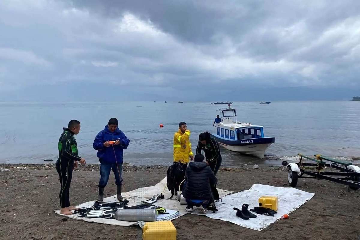 Helicóptero con siete personas se accidenta en el lago de Atitlán