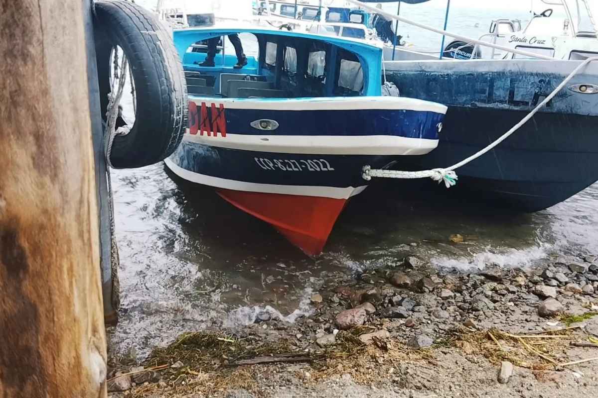 Incendio en lancha obliga a evacuar a 10 personas en el Lago de Atitlán
