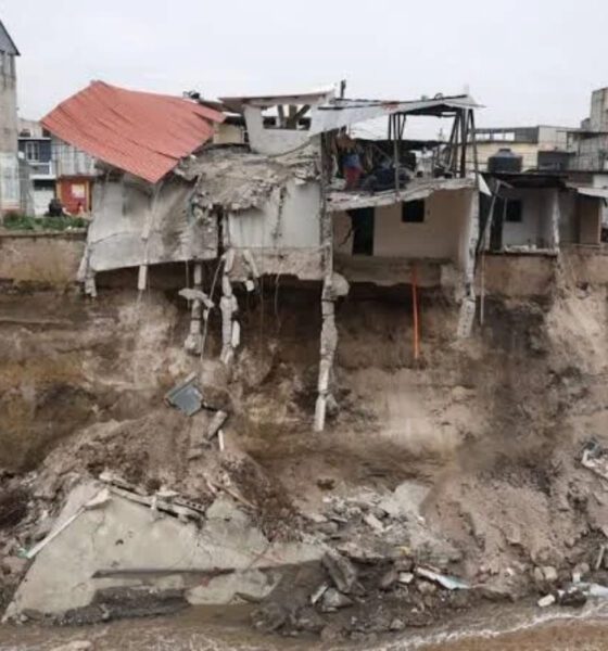 El paso vehicular en el puente de Villa Hermosa, San Miguel Petapa, podría ser habilitado nuevamente en los próximos días, informó el alcalde del municipio, Mynor Morales. A través de un video publicado en redes sociales, el jefe edil mostró los avances de los trabajos de reparación que se realizan en la estructura, la cual fue cerrada temporalmente debido al riesgo de colapso provocado por las fuertes lluvias. Según explicó Morales, actualmente se desarrollan trabajos de fundición como parte de las labores de rehabilitación del puente. El objetivo es evitar filtraciones de agua y garantizar condiciones adecuadas para que los vehículos puedan transitar de manera segura. El alcalde indicó que, si los trabajos avanzan conforme a lo previsto, el paso podría quedar habilitado en pocos días. Solicitan intervención del Gobierno Morales también hizo un llamado al Gobierno central para que intervenga en el sector y active la maquinaria necesaria para atender los problemas que persisten en el área. El jefe edil señaló que estas acciones serían necesarias para mitigar los efectos provocados por las lluvias y contribuir a mejorar las condiciones de la zona. Mientras concluyen los trabajos, el paso por el puente permanece restringido como medida preventiva ante las condiciones que llevaron a su cierre temporal.