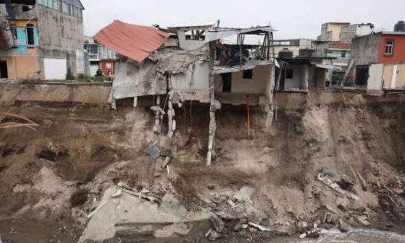 El paso vehicular en el puente de Villa Hermosa, San Miguel Petapa, podría ser habilitado nuevamente en los próximos días, informó el alcalde del municipio, Mynor Morales. A través de un video publicado en redes sociales, el jefe edil mostró los avances de los trabajos de reparación que se realizan en la estructura, la cual fue cerrada temporalmente debido al riesgo de colapso provocado por las fuertes lluvias. Según explicó Morales, actualmente se desarrollan trabajos de fundición como parte de las labores de rehabilitación del puente. El objetivo es evitar filtraciones de agua y garantizar condiciones adecuadas para que los vehículos puedan transitar de manera segura. El alcalde indicó que, si los trabajos avanzan conforme a lo previsto, el paso podría quedar habilitado en pocos días. Solicitan intervención del Gobierno Morales también hizo un llamado al Gobierno central para que intervenga en el sector y active la maquinaria necesaria para atender los problemas que persisten en el área. El jefe edil señaló que estas acciones serían necesarias para mitigar los efectos provocados por las lluvias y contribuir a mejorar las condiciones de la zona. Mientras concluyen los trabajos, el paso por el puente permanece restringido como medida preventiva ante las condiciones que llevaron a su cierre temporal.