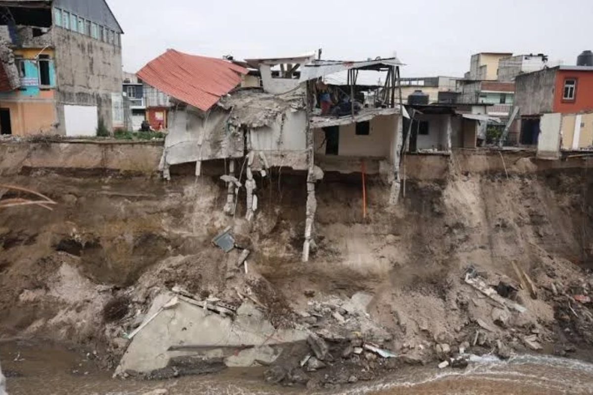 El paso vehicular en el puente de Villa Hermosa, San Miguel Petapa, podría ser habilitado nuevamente en los próximos días, informó el alcalde del municipio, Mynor Morales. A través de un video publicado en redes sociales, el jefe edil mostró los avances de los trabajos de reparación que se realizan en la estructura, la cual fue cerrada temporalmente debido al riesgo de colapso provocado por las fuertes lluvias. Según explicó Morales, actualmente se desarrollan trabajos de fundición como parte de las labores de rehabilitación del puente. El objetivo es evitar filtraciones de agua y garantizar condiciones adecuadas para que los vehículos puedan transitar de manera segura. El alcalde indicó que, si los trabajos avanzan conforme a lo previsto, el paso podría quedar habilitado en pocos días. Solicitan intervención del Gobierno Morales también hizo un llamado al Gobierno central para que intervenga en el sector y active la maquinaria necesaria para atender los problemas que persisten en el área. El jefe edil señaló que estas acciones serían necesarias para mitigar los efectos provocados por las lluvias y contribuir a mejorar las condiciones de la zona. Mientras concluyen los trabajos, el paso por el puente permanece restringido como medida preventiva ante las condiciones que llevaron a su cierre temporal.