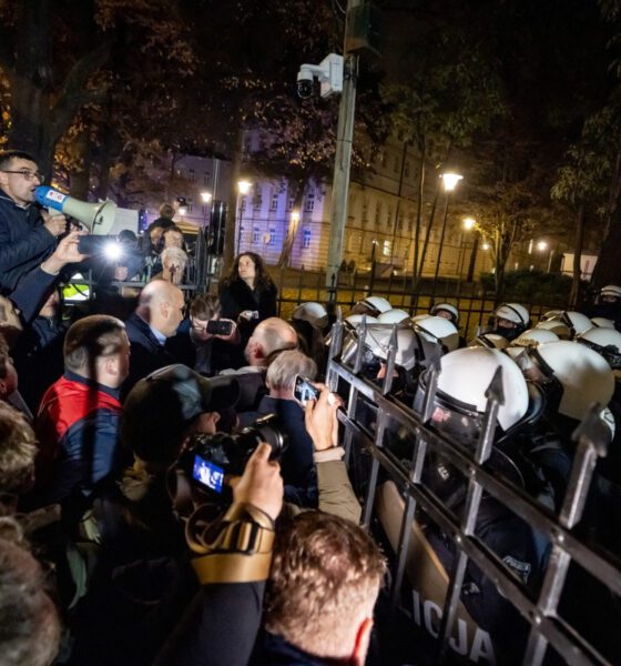 Policía se despliega en la Corte Constitucional de Polonia tras suspensión de su presidente