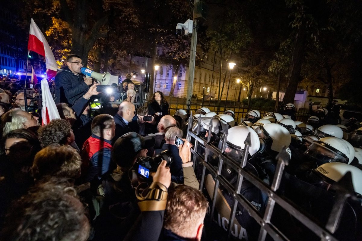 Policía se despliega en la Corte Constitucional de Polonia tras suspensión de su presidente