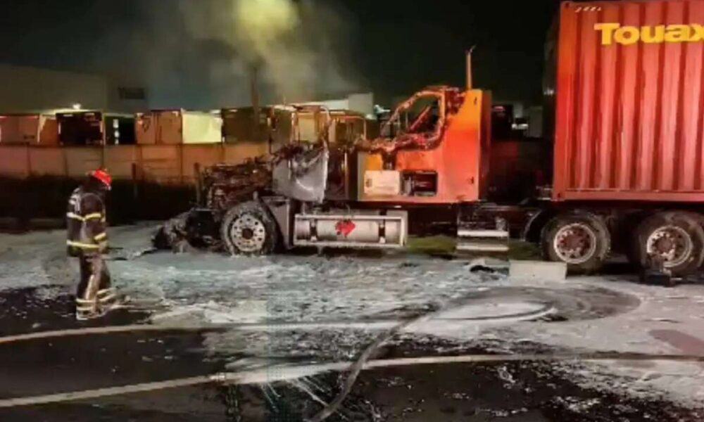 Tráiler incendiado paraliza tránsito en ruta al Pacífico