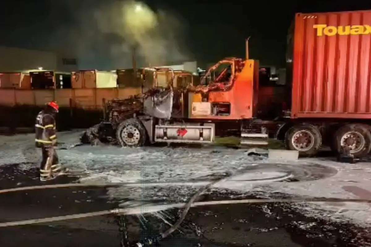 Tráiler incendiado paraliza tránsito en ruta al Pacífico