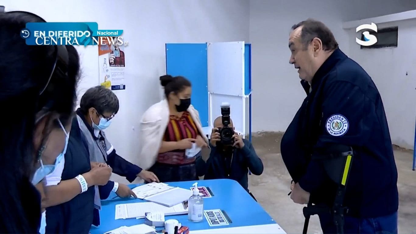 Giammattei emite voto y reafirma que dejará su cargo el 14 enero