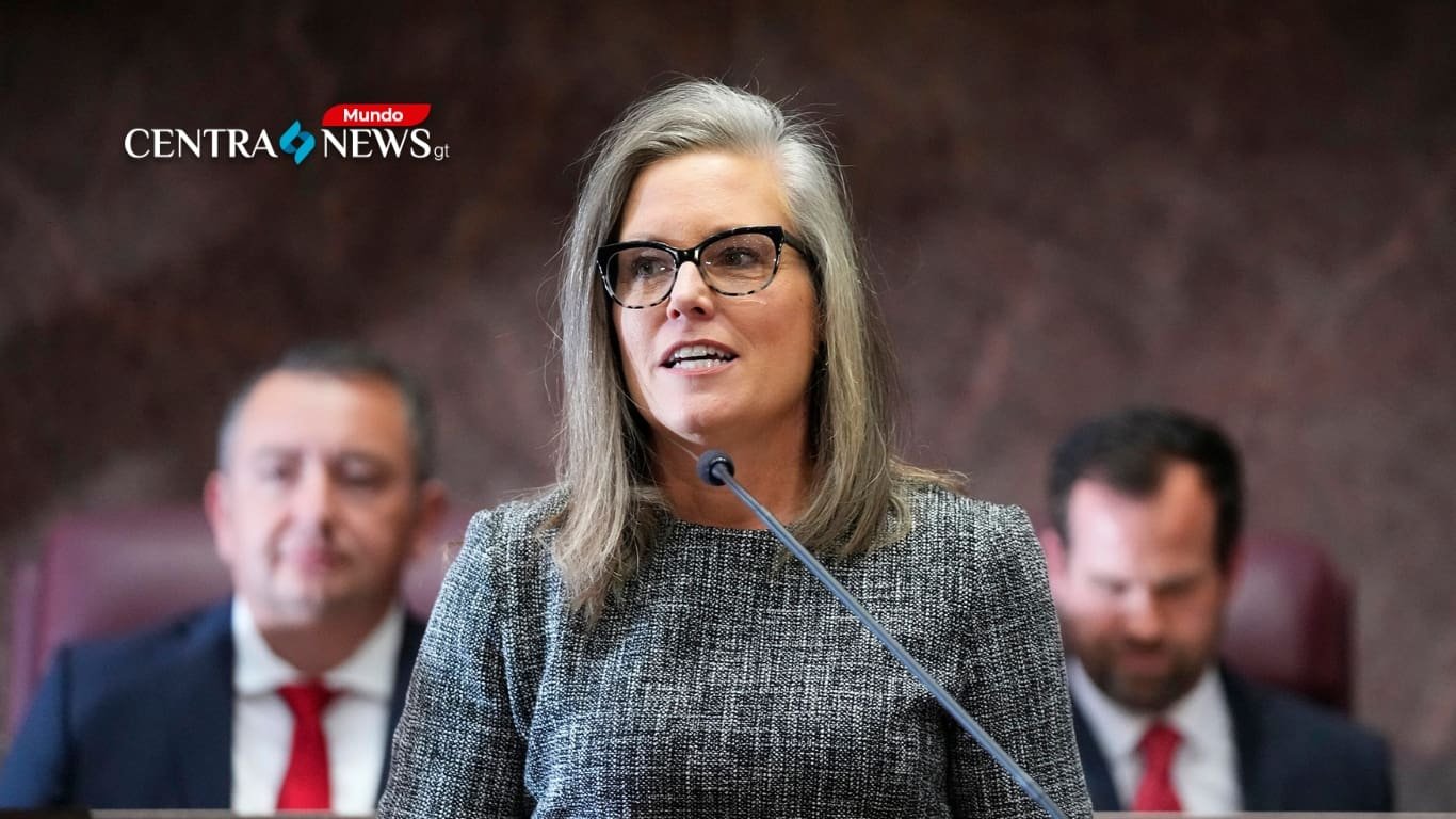 Senado de Arizona acusa formalmente a la gobernadora demócrata Katie Hobbs de múltiples delitos