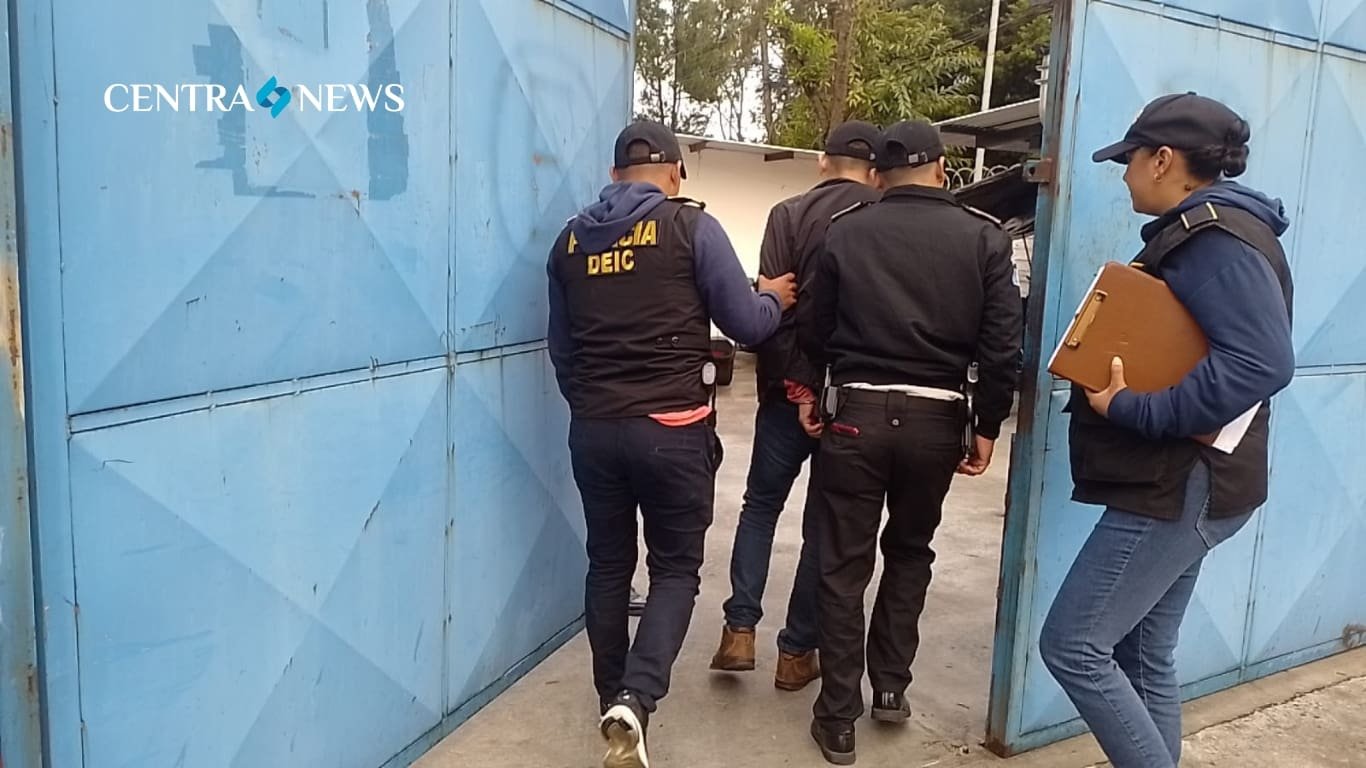 Presunto agresor de atacar a golpes a una mujer en tienda de conveniencia es capturado