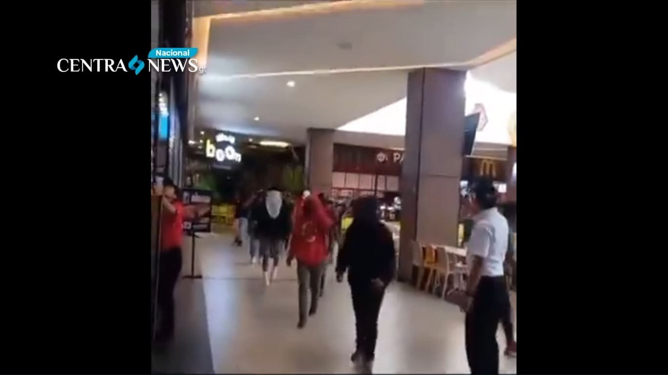 Presuntos manifestantes forzan cierre de centro comercial