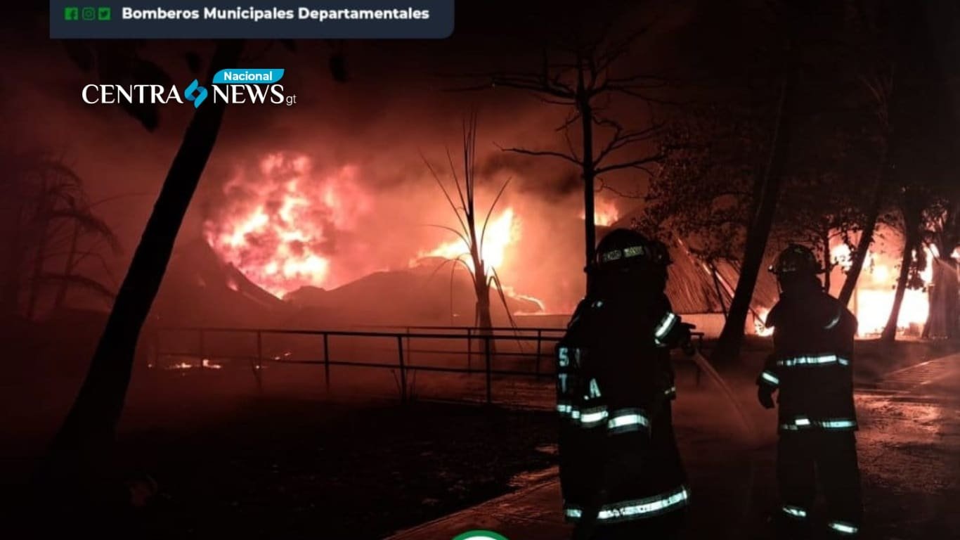 Bomberos apagan incendio en fábrica de pintura en Escuintla
