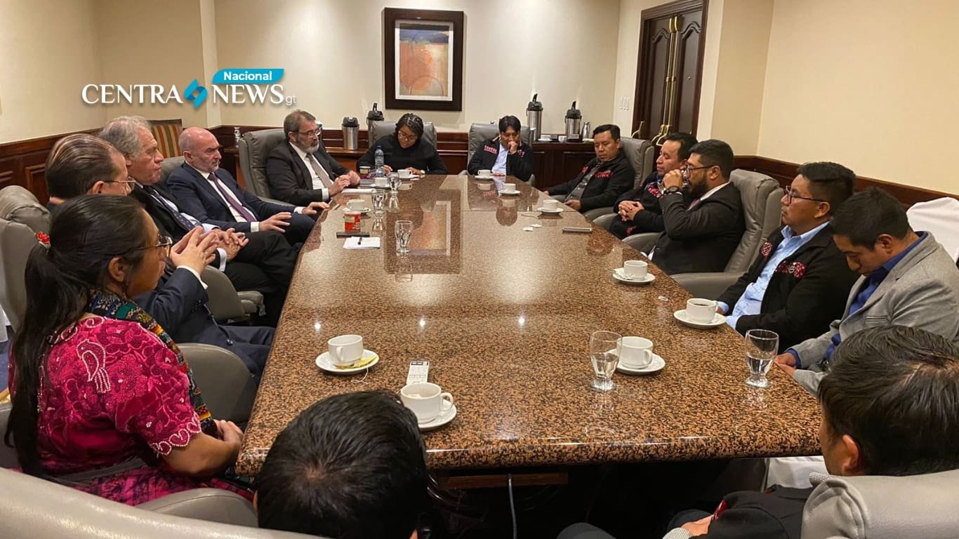 Almagro se reúne con líderes indígenas y el binomio electo