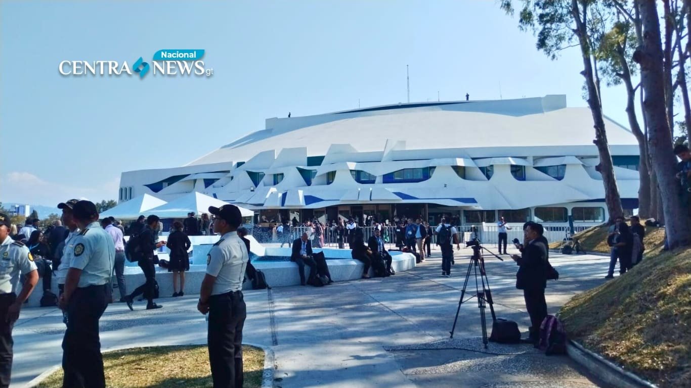 Invitados llegan al Centro Cultural Miguel Ángel Asturias para la ceremonia de transición de mando, a pesar de retrasos en el Congreso