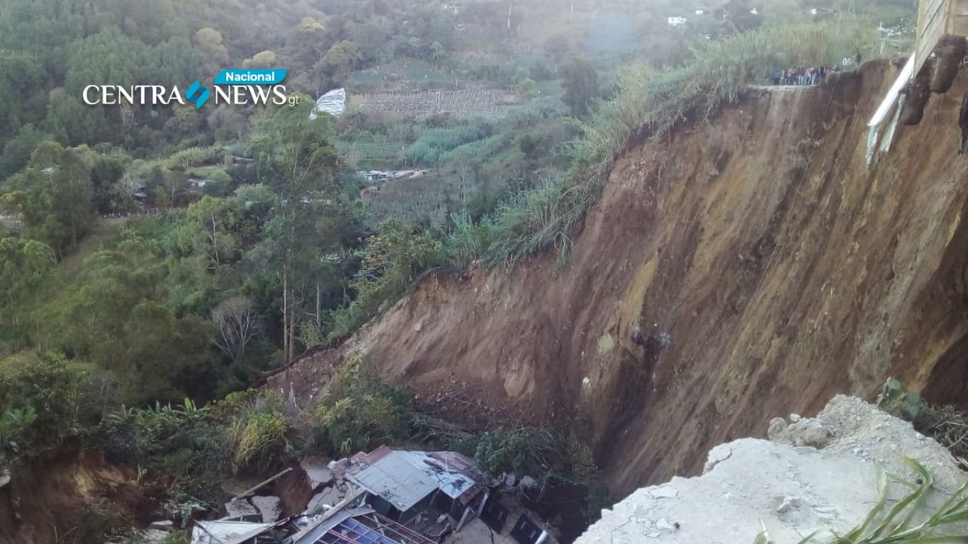 Deslizamiento en aldea Palencia provoca caída de viviendas al precipicio