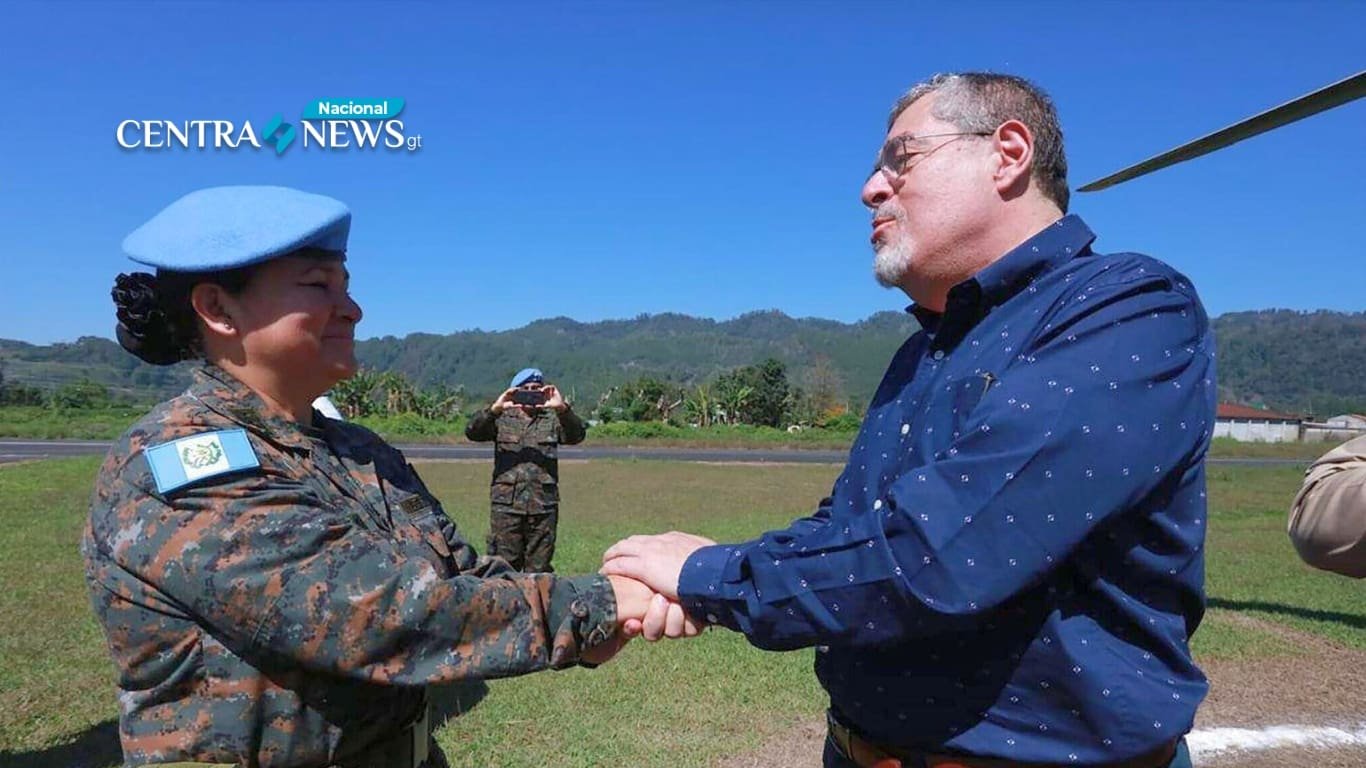 Presidente saluda a primera mujer comandante del Ejército