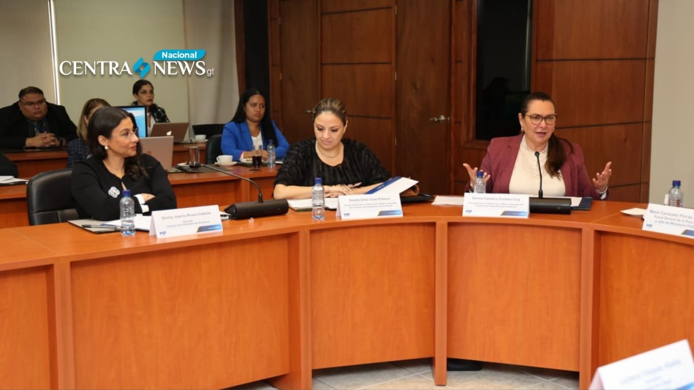 Fiscal General presenta avances a integrantes