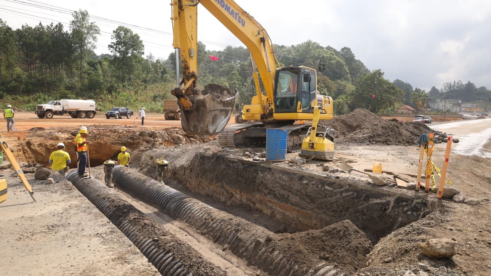Presidente Bernardo Arévalo supervisa avance de nueva carretera en Alta Verapaz