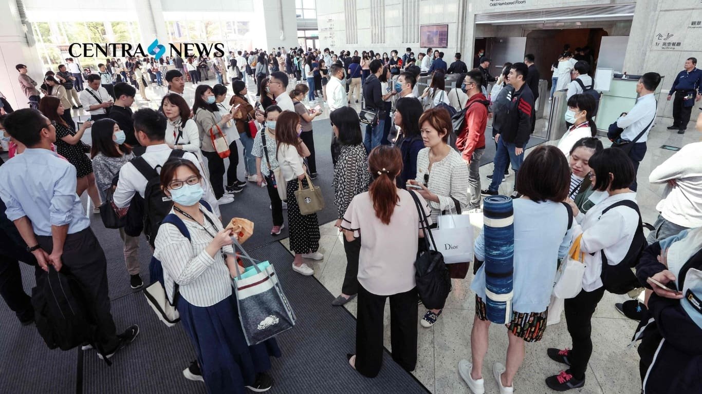 abre línea de emergencia para connacionales