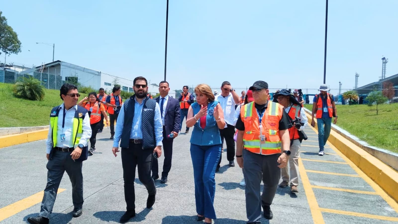 De la Vega supervisa trabajos en el Aeropuerto Internacional La Aurora