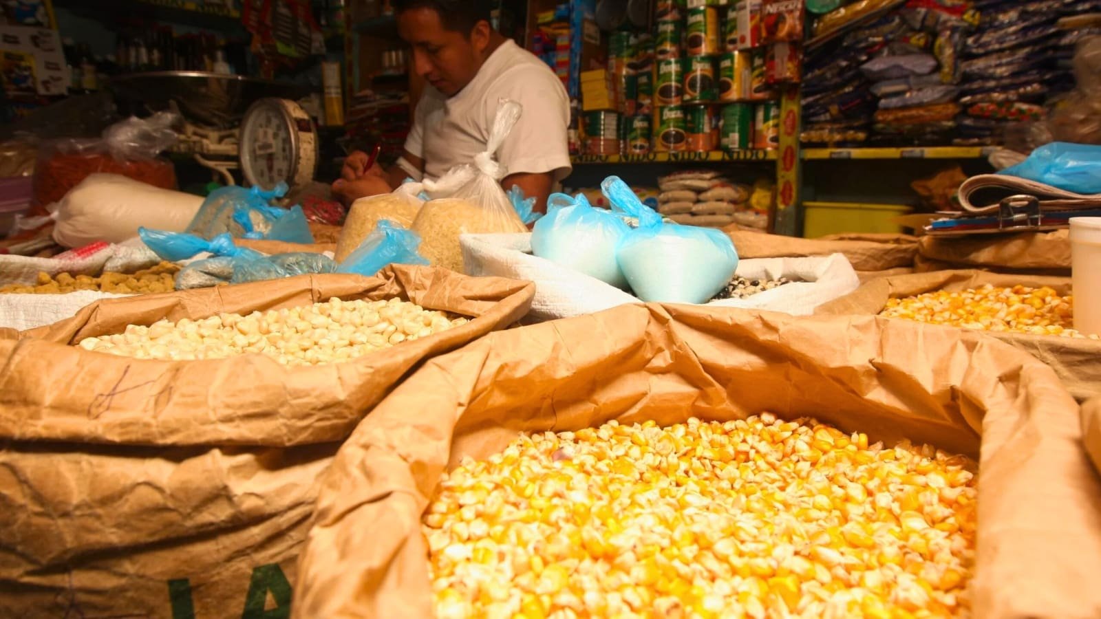 Gobierno anuncia rebajas en precios de la canasta básica