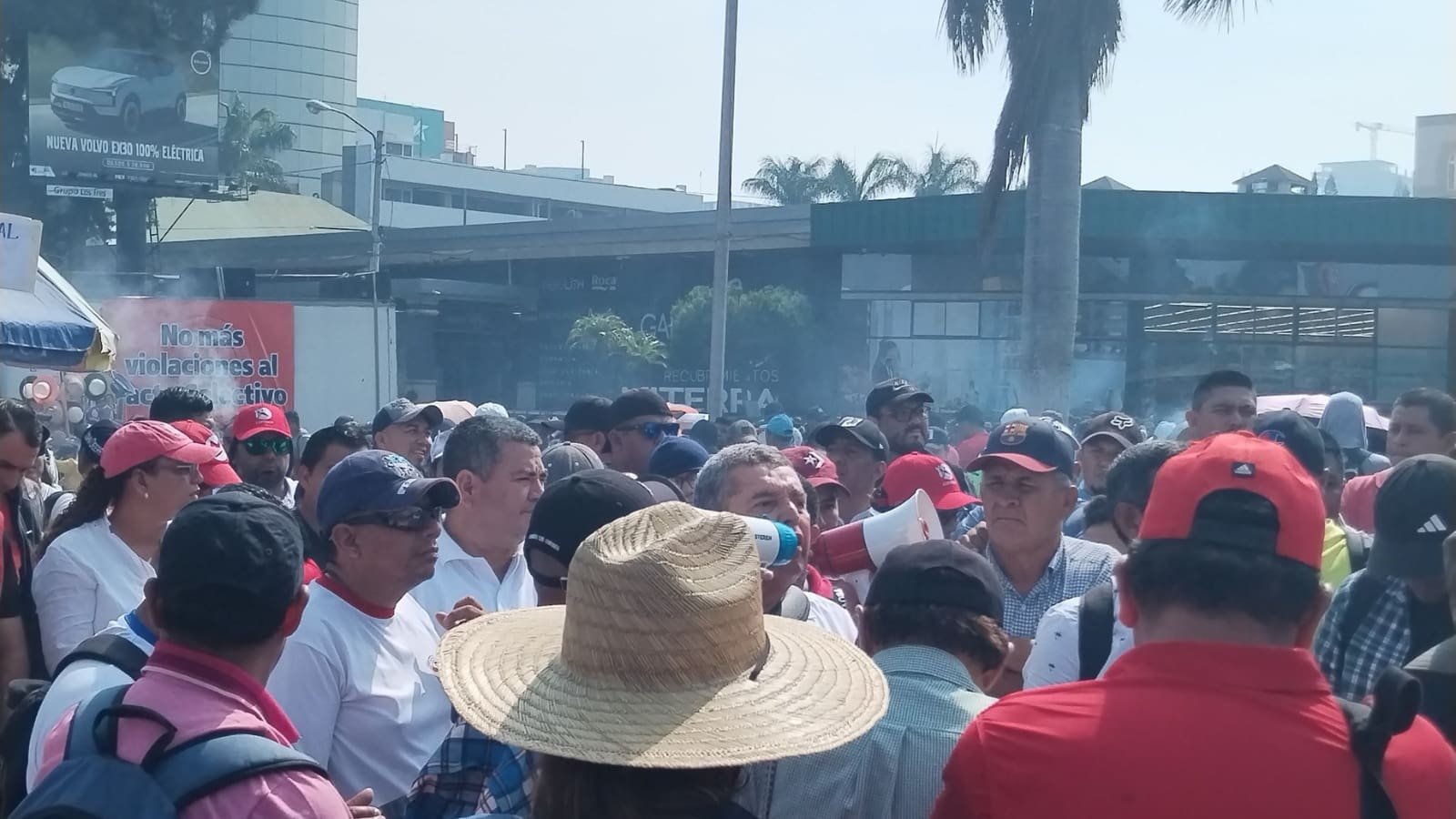 Manifestación del Magisterio Autoridades de tránsito comparten rutas alternas