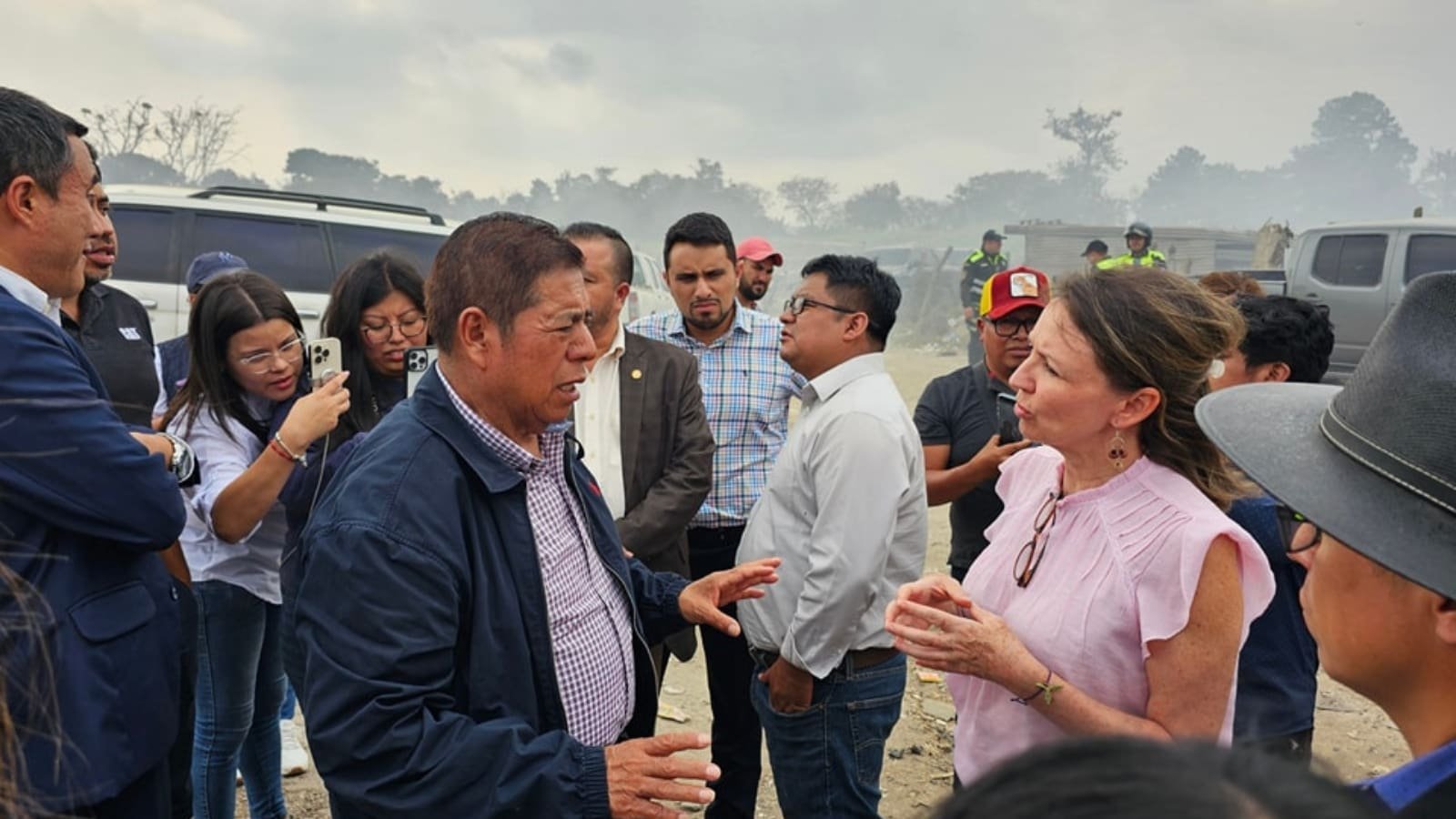 Ministra de Ambiente coordina acciones con alcaldes de Chimaltenango por contaminación en Río Motagua