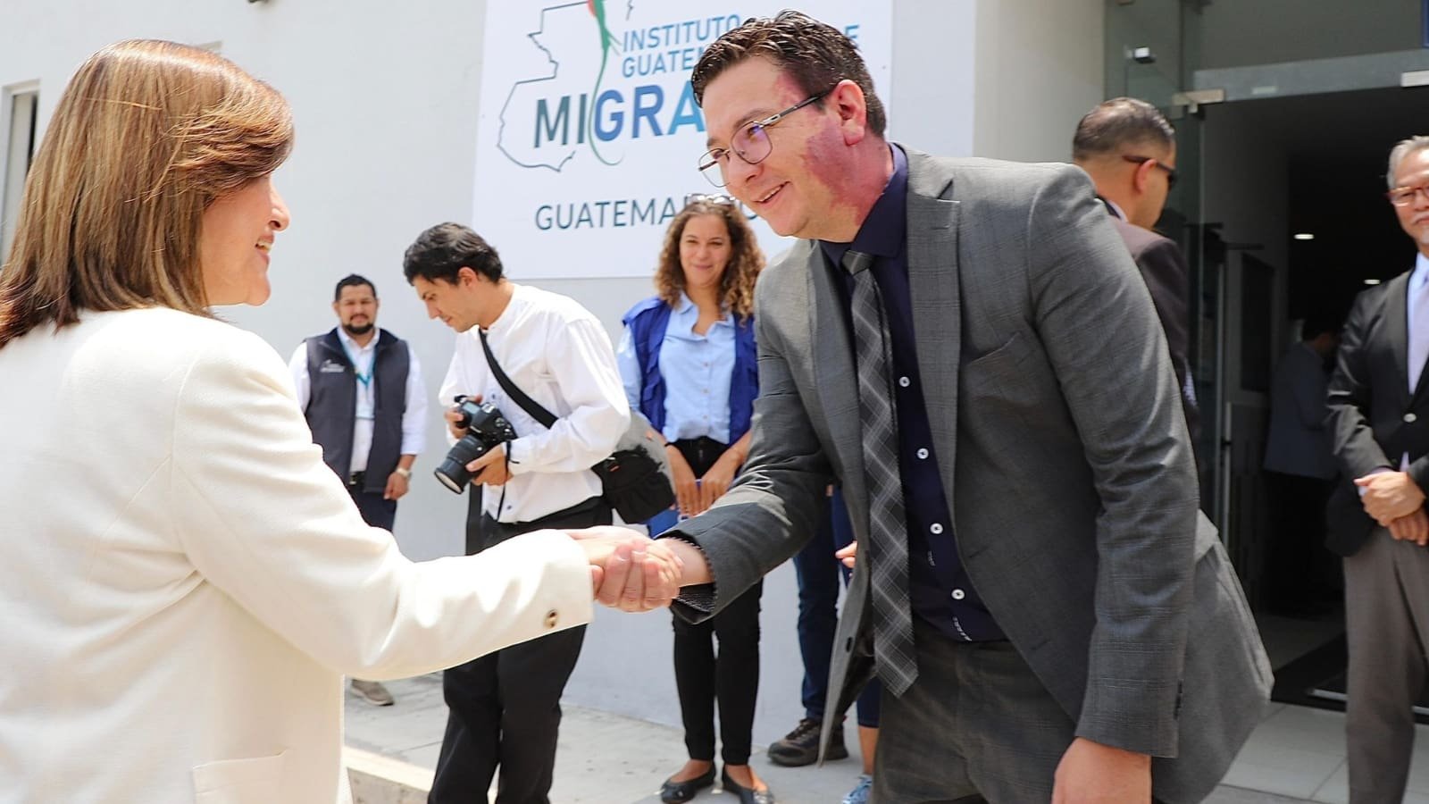 Vicepresidenta Herrera inspecciona Centro de Recepción de Retornados en Guatemala