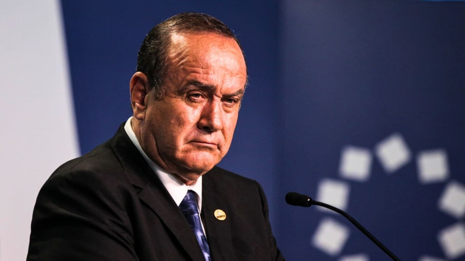 Denuncian a expresidente Alejandro Giammattei por uso indebido de seguridad estatal