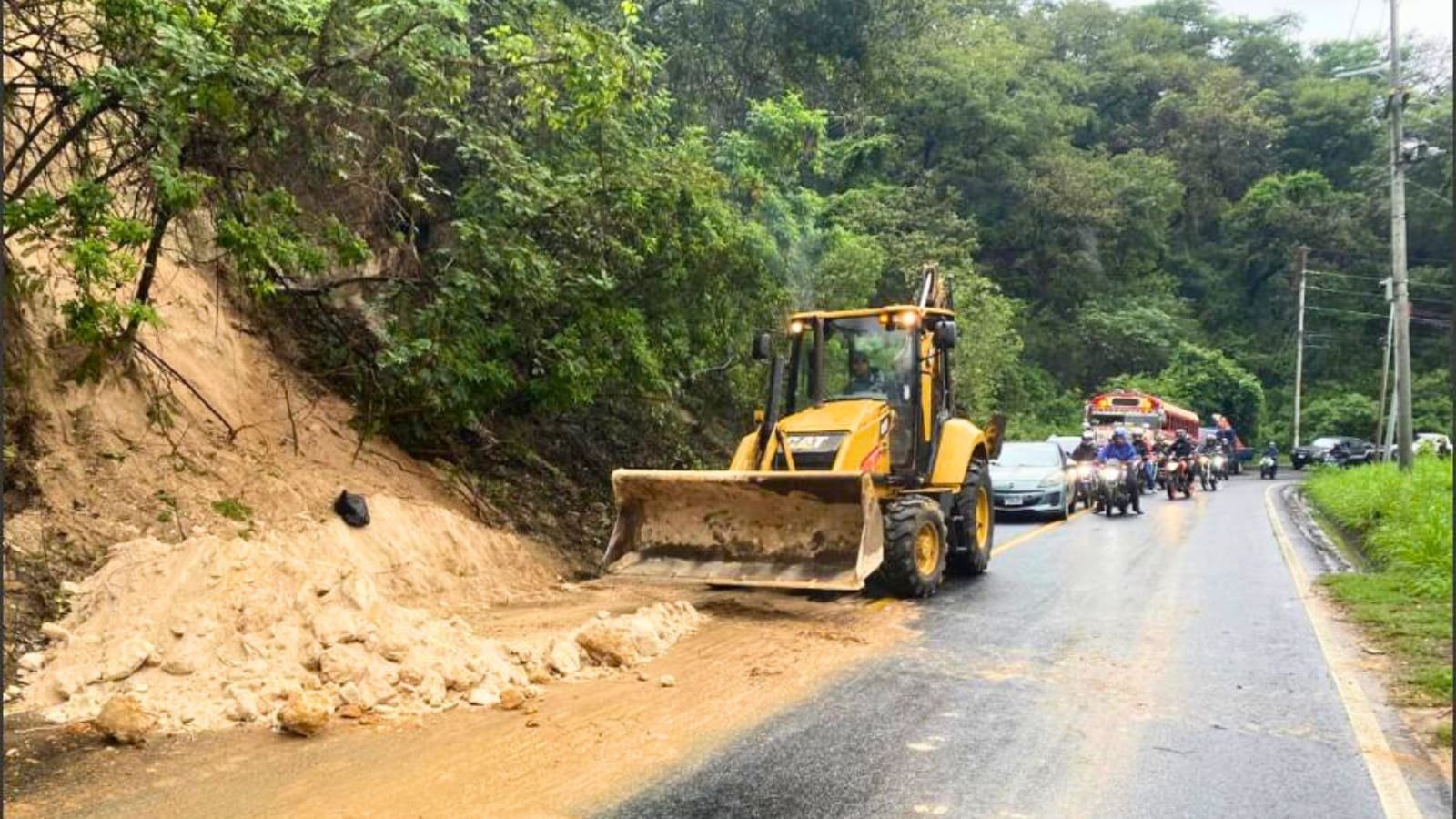 Derrumbe en Villa Canales complica tránsito hacia Ciudad de Guatemala